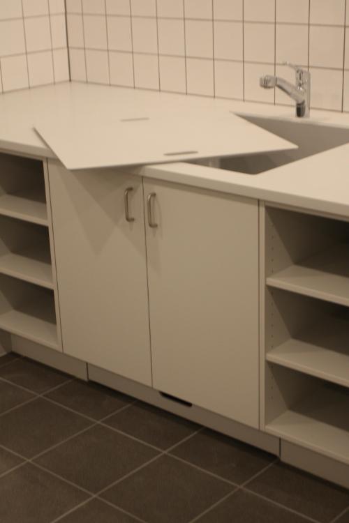 Wickeltisch mit Abdeckung und Badewanne