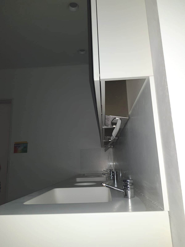 Spiegelschrank mit Papier- und Seifenspender nach Maß