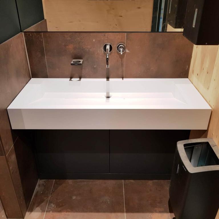 fugenloser Waschtisch als Waschrinne nach Maß