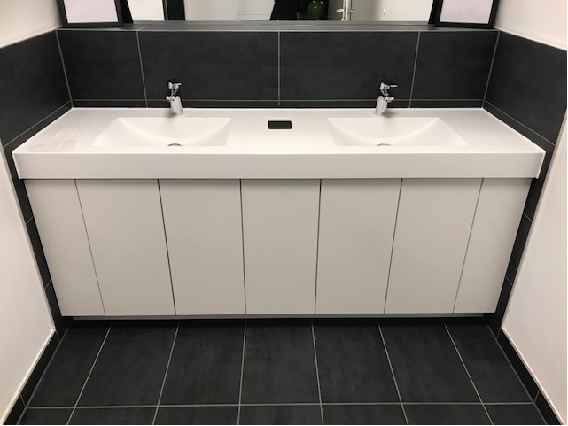 Fugenloser Waschtisch mit 2 Becken nach Maß