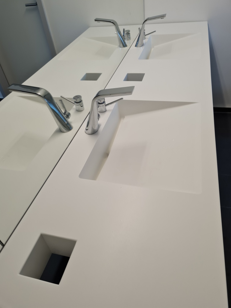 Fugenloser Waschtisch nach Maß